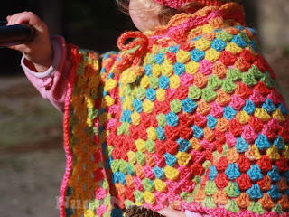 alt="crochet poncho, granny squares, Ice Yarns Baby Wool Print, poncho de criança em crochet, quadradinhos da avó"