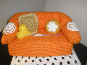 Sofá cubrepañuelos, cojines y tapetes realizados a crochet 