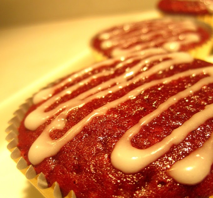 i cook. i bake. red velvet cupcakes (without cream cheese