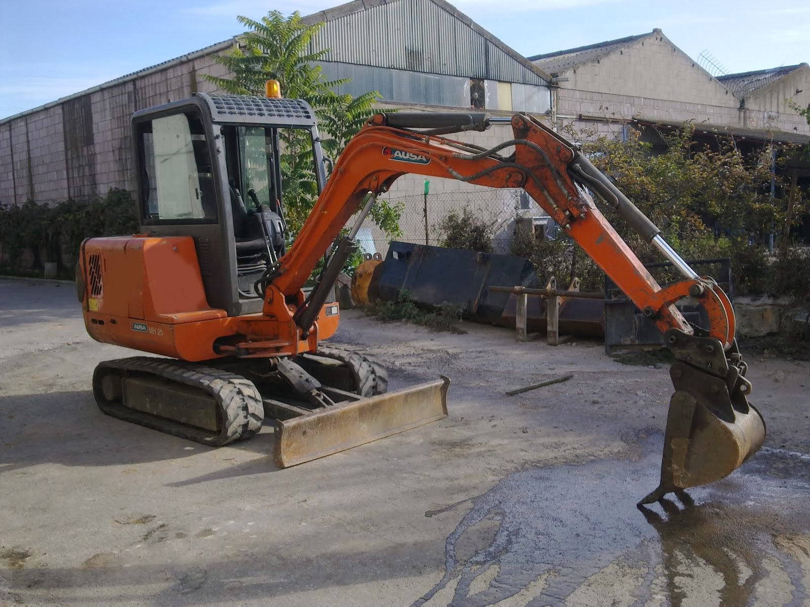 MINIEXCAVADORA AUSA MH25C