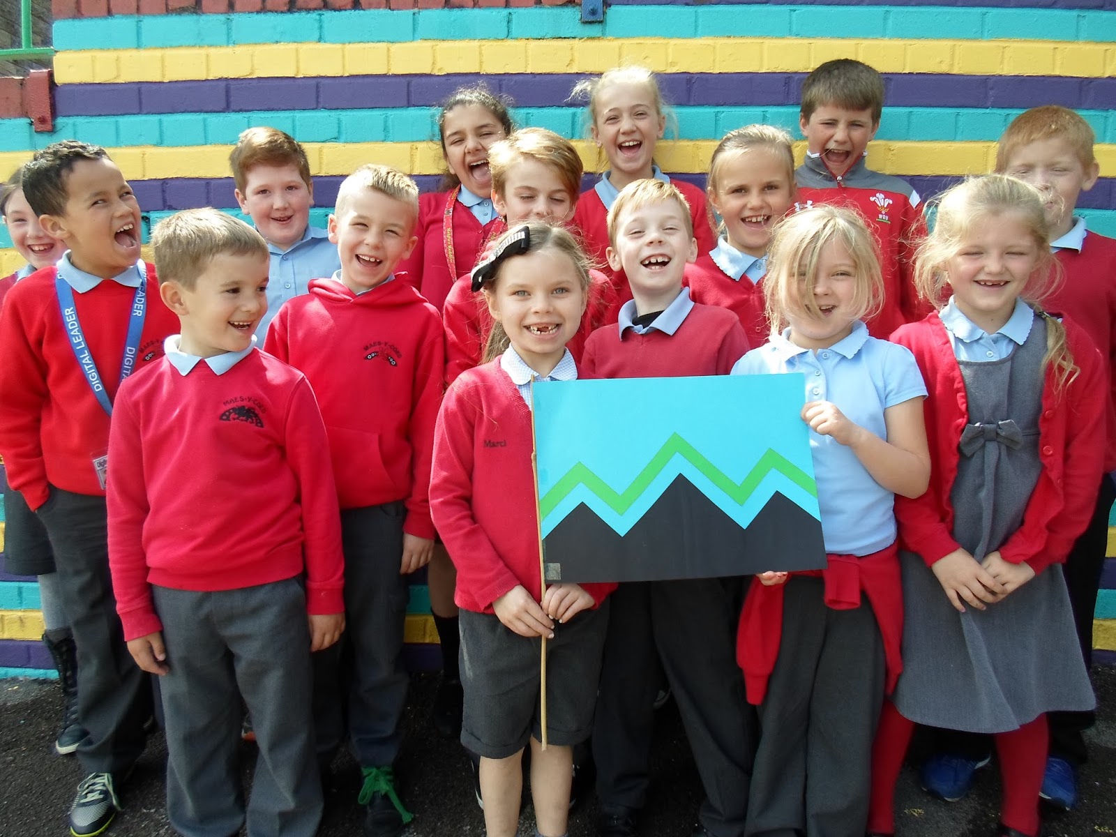 Ysgol Maes-y-coed School: Our Flag has Travelled to London!1600 x 1200