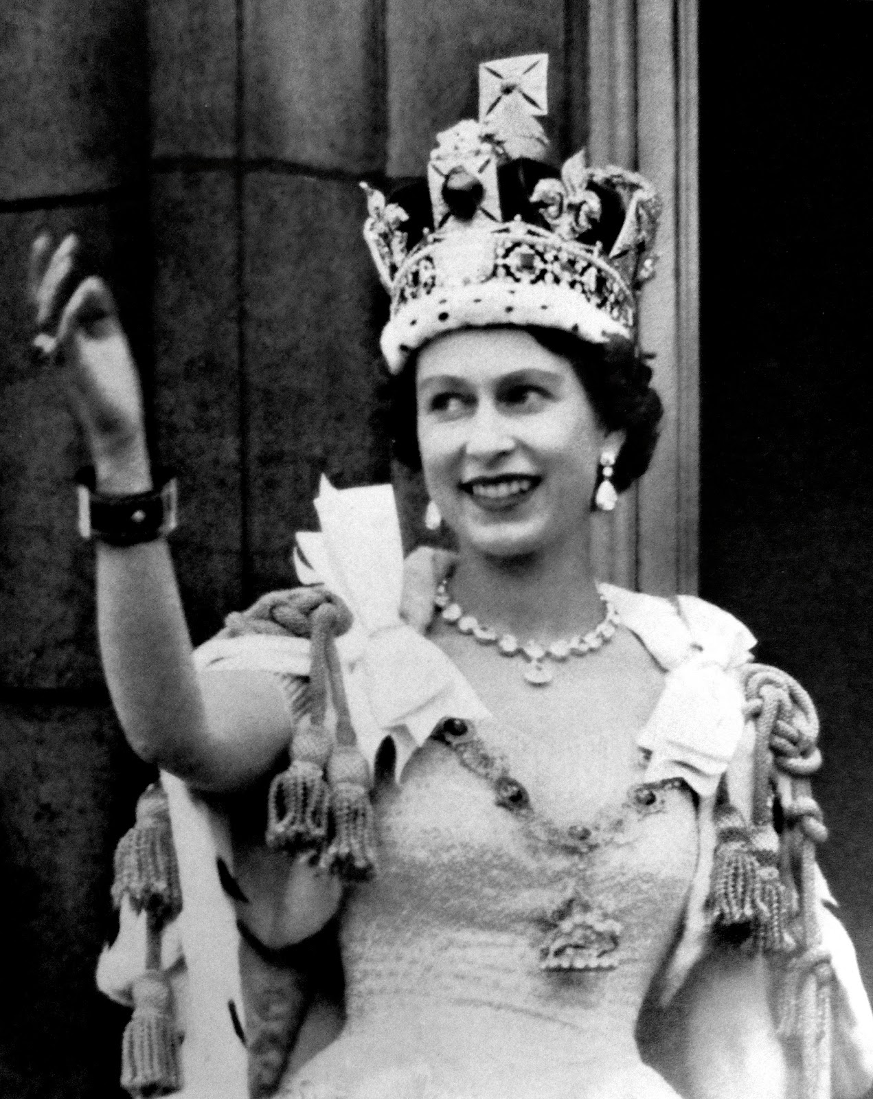 Coronation+-+Queen+Elizabeth+II+waving+f