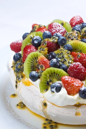 pavlova med passionsfrugt pavlova med passionsfrugt