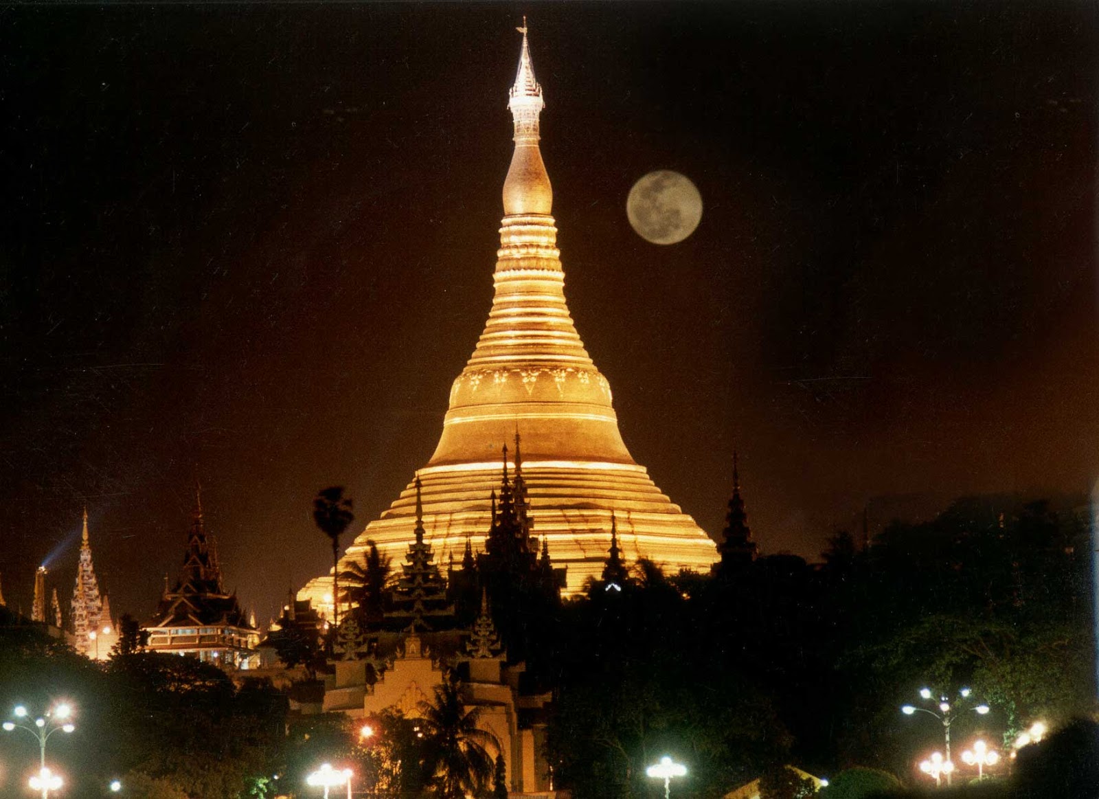 http://1.bp.blogspot.com/-_Bmfj_ue46o/UK0bllyXabI/AAAAAAAA2mg/CB89ie35_FY/s1600/Shwedagon-Pagoda-wallpaper+beauty-places.com+azamara.jpg