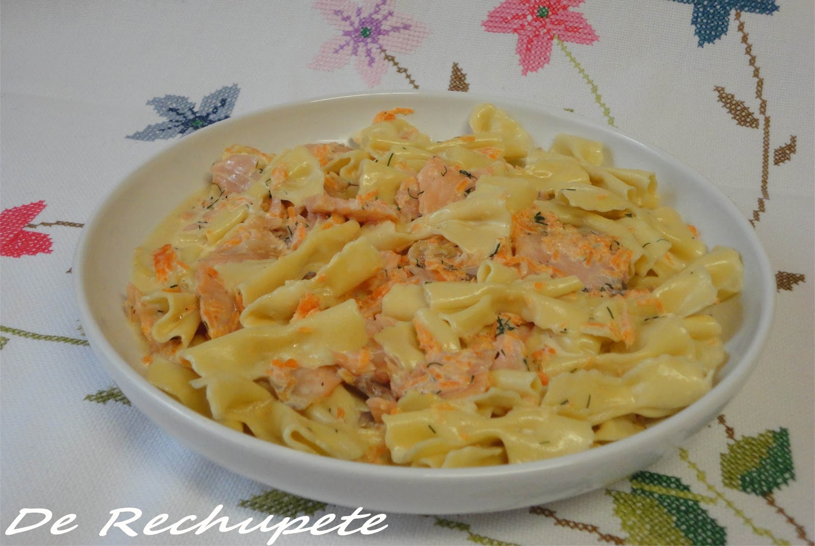 De Rechupete by Belén Lazos de pasta con salsa de salmón ahumado a