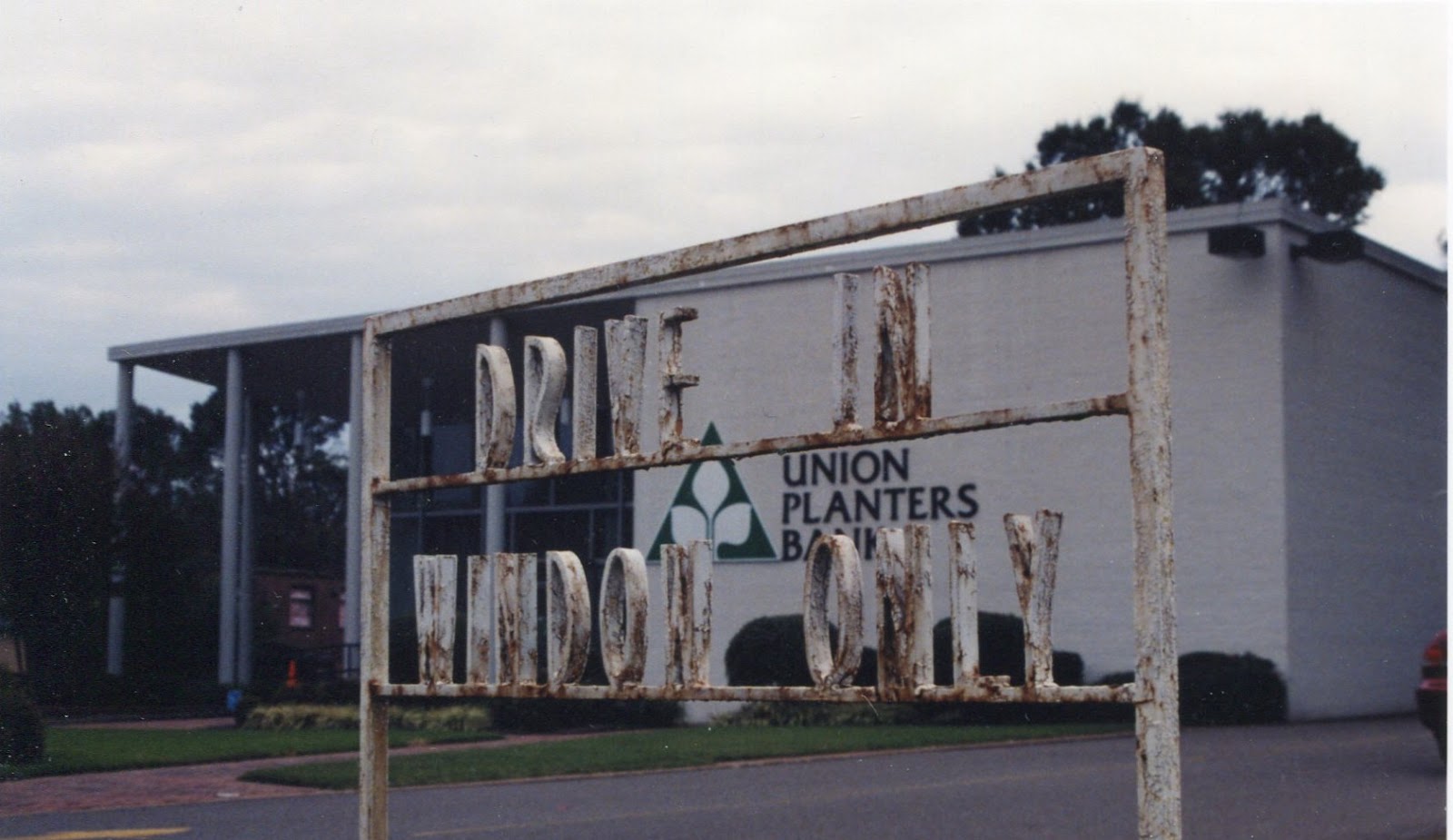 Crème de Memph Signs 3 Lost Memphis