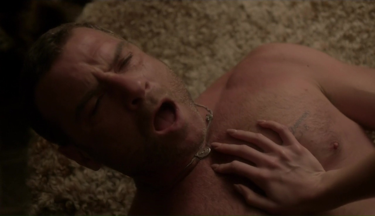 Liev Schreiber Shirtless & Eddie Marsan Mostra Il Sedere.