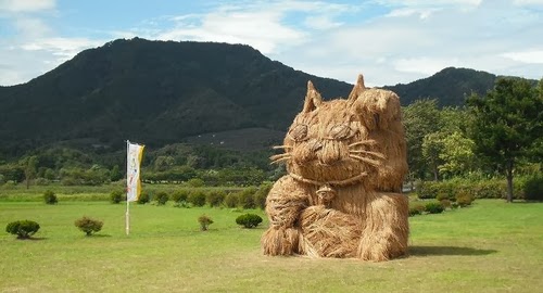 13-Cat-Japanese-Rice-Farmers-Straw-Sculptures-Kagawa-&-Niigata-Prefecture-Kotaku-www-designstack-co
