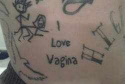 tatuaje de una pareja fornicando con una leyenda que dice: i love vagina