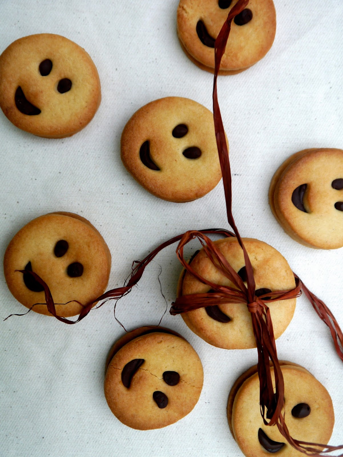 Petit Four cake boutique Smiley face biscuits