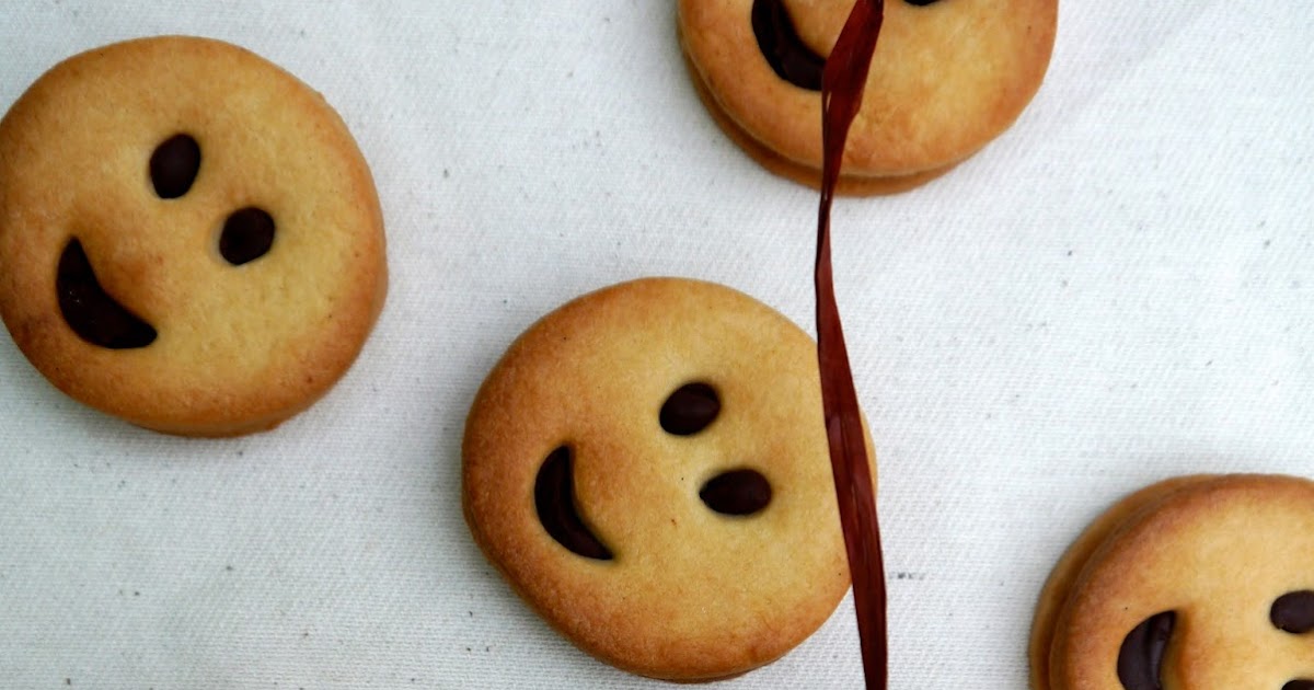 Petit Four cake boutique Smiley face biscuits