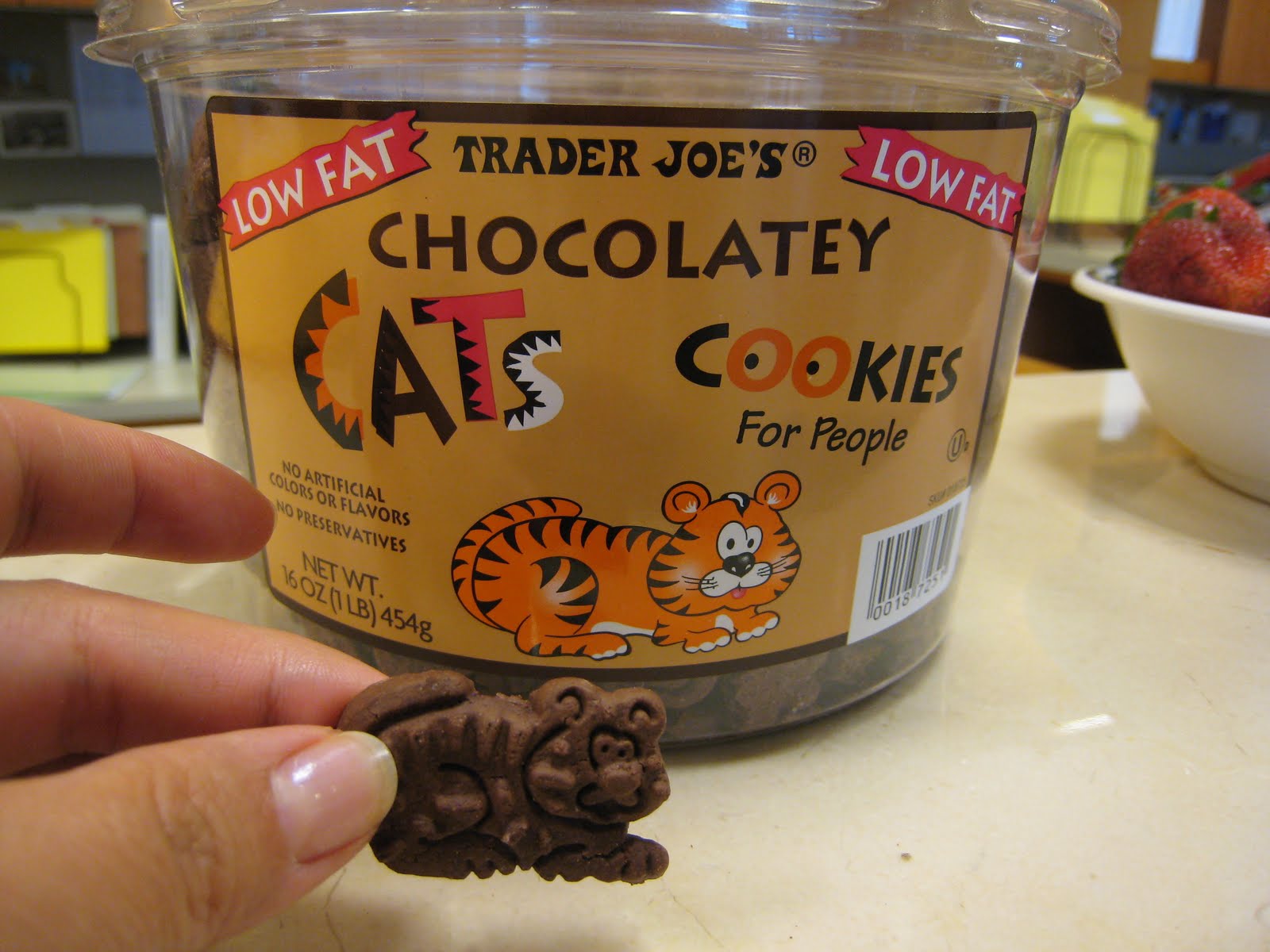 Discovered that the vanilla flavor of Trader Joe's CATS: COOKIES FOR PEOPLE tastes ...1600 x 1200