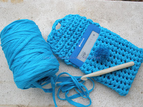Funda realizada a crochet con trapillo para ebook