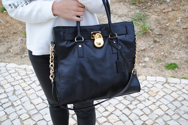 daniela pires, outfit, street style, fashion blogger, fashionista, black and white, animal print, winter, leather, zara coat, jeans, michael kors hamilton bag