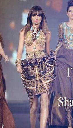 Pakistani Actress and Model Amna Ilyas Biography, Stills