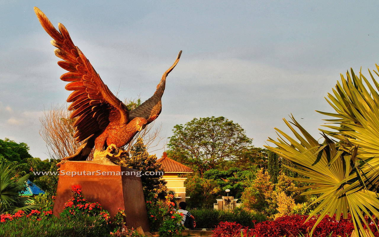 Patung Burung Elang di Marina Seputar Semarang