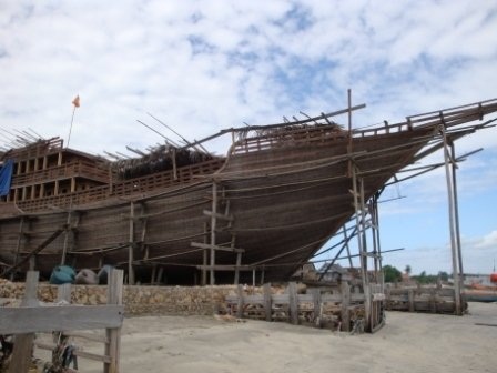 (Pembuatan Perahu Pinisi di Pantai Mandala Ria, Desa Lembanna, Kec. Bontobahari, Kab. Bulukumba