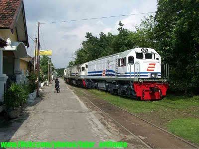 Jalur Kereta Teraneh Di Indonesia [ www.BlogApaAja.com ]