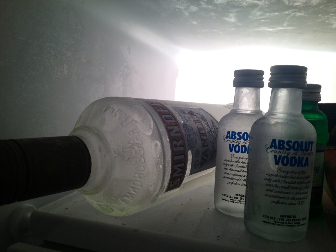 Russische Studenten steckten den Hals einer Flasche Wodka in die Muschi