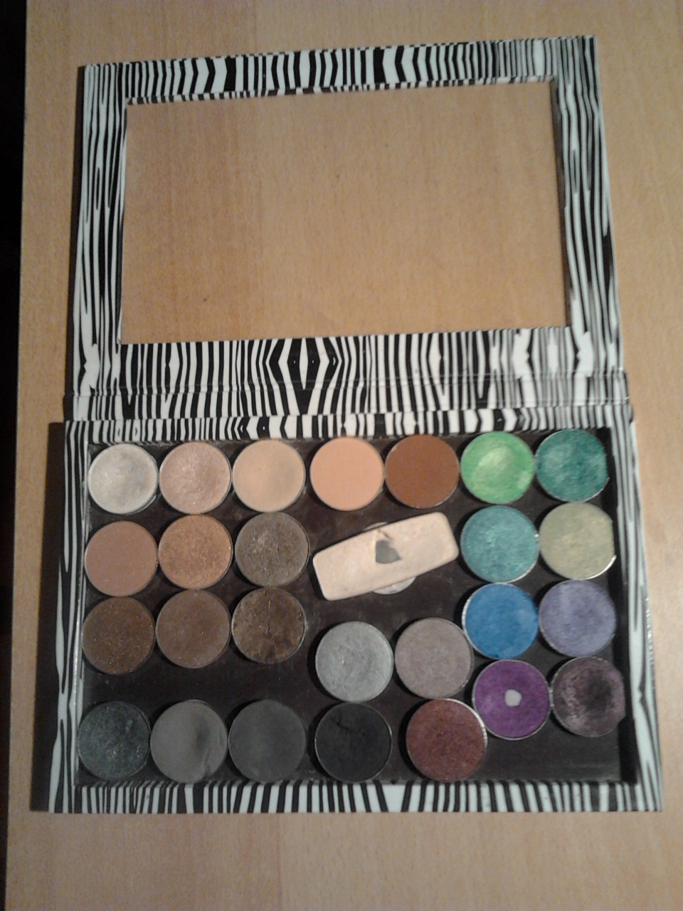 beautytricks101 How to organize makeup with Z Palettes