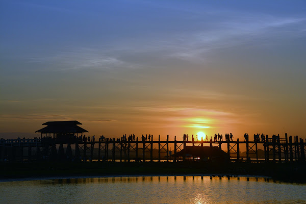 Puesta de sol sobre el puente de madera U-Bein