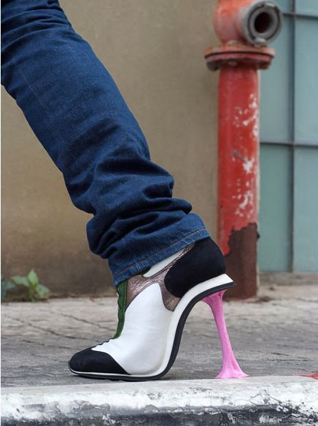 A marca Gumdrop criou sapatos com salto em formato de chiclete grudado