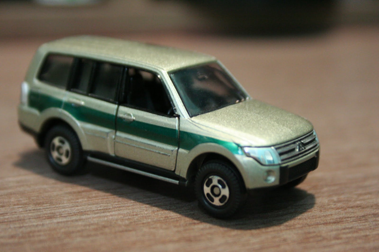 1/64 Diecast Toy Cars.... Tomica Mitsubishi Pajero (4th Gen)