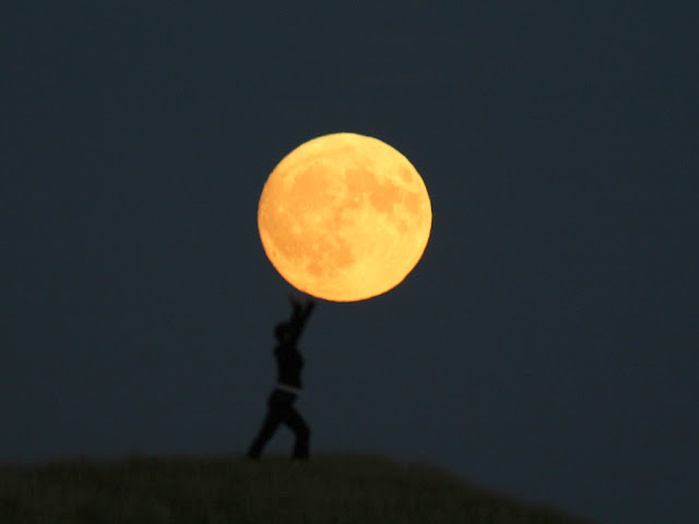 صور قمر روعة +غريبة  Jugando-con-la-Luna-por-Laurent+Laveder