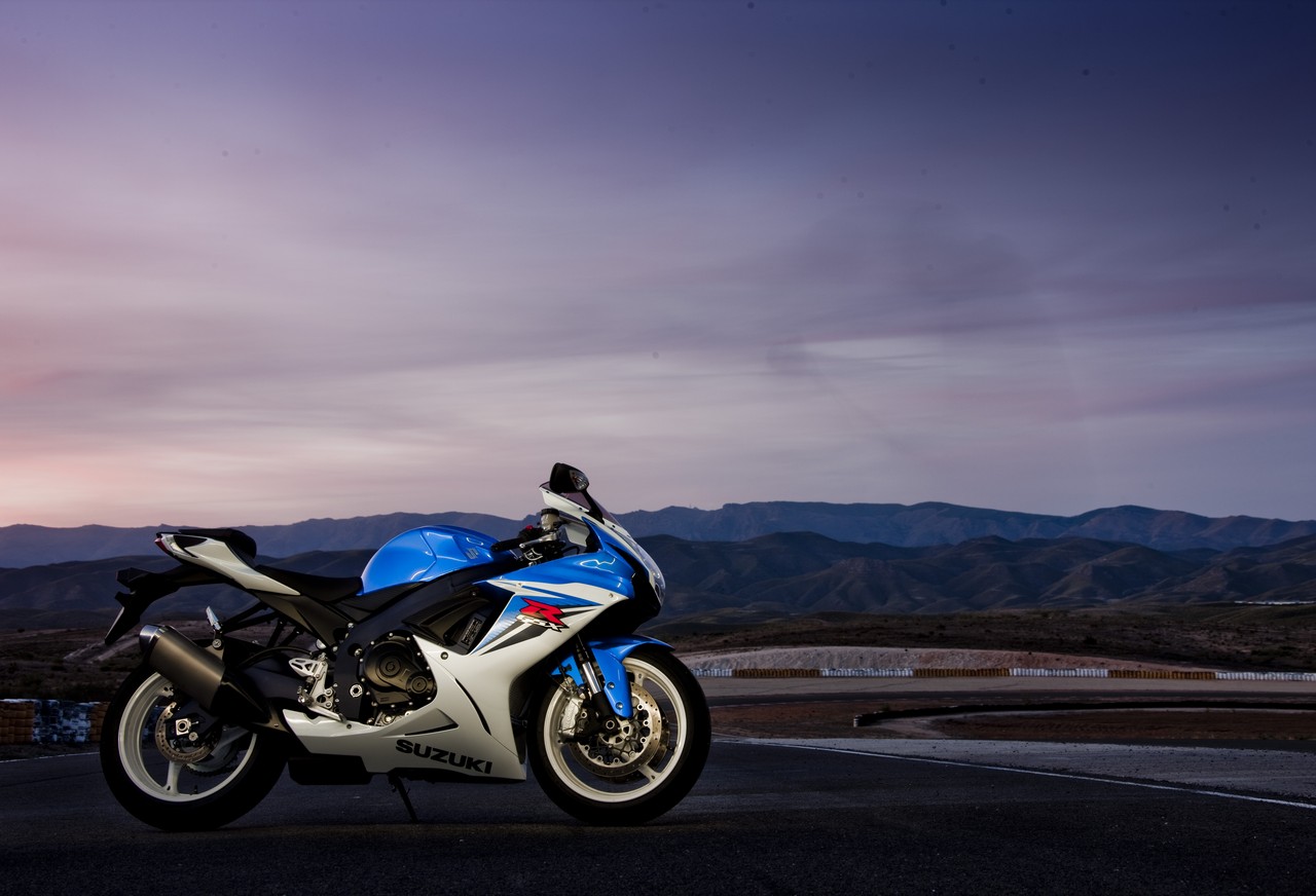 2011 Suzuki GSXR600 Hd Desktop Wallpaper