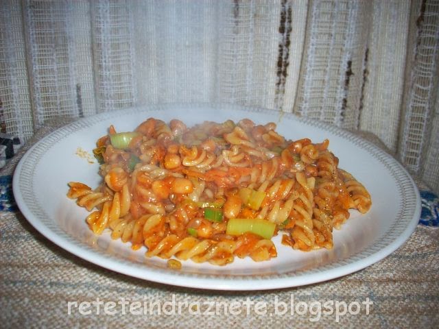 Fusilli cu fasole, sos rosii, praz