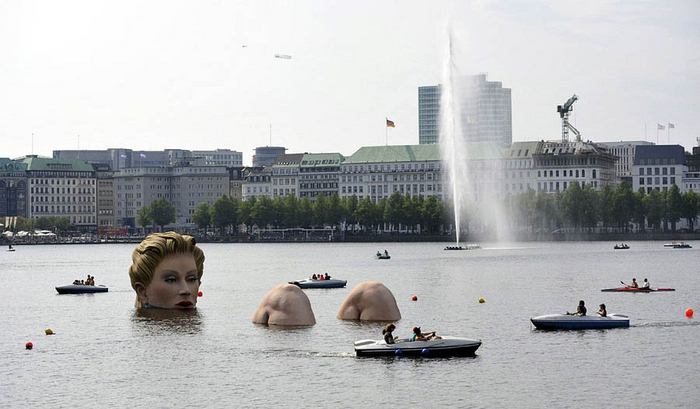 சித்திரங்கள்  Hamburg_water_woman_sculpture_08