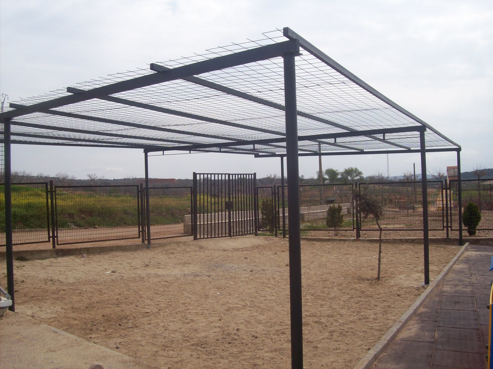 COLEGIO DE CRISTINA: SOMBRA EN EL PATIO