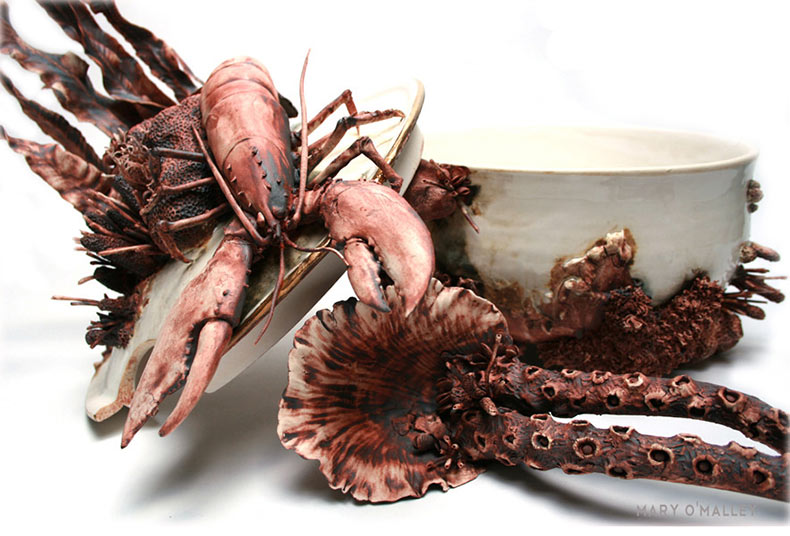Vajillas de porcelana cubiertos con vida marina por Mary O'Malley