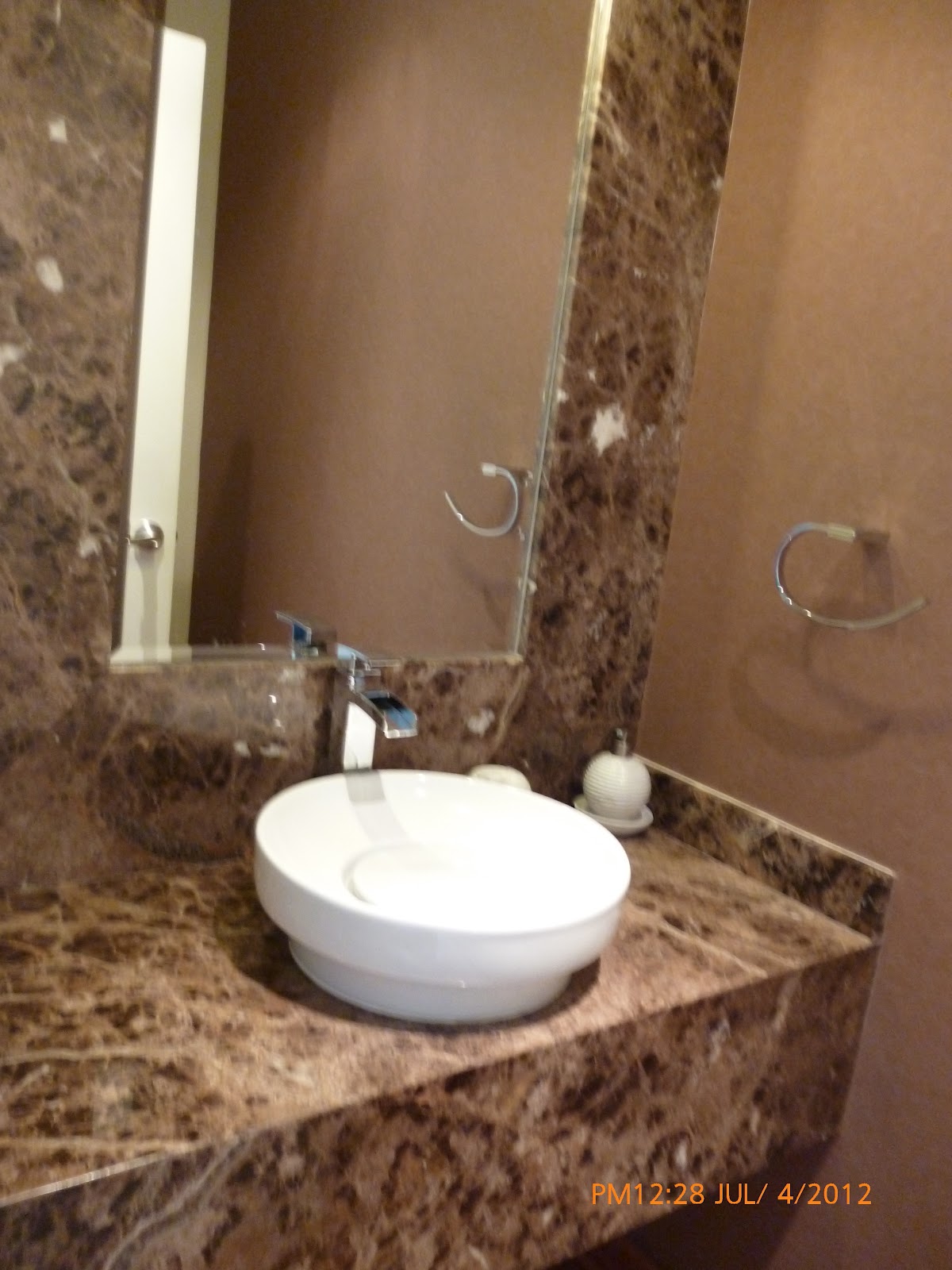 Piedra Marmol, Granito y Cuarzo: TABLEROS PARA BAÑOS Y REVESTIMIENTOS