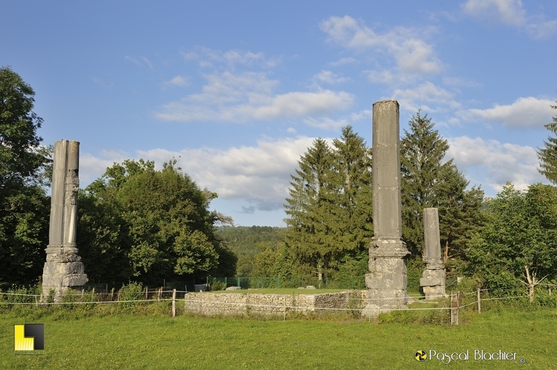 ruine du temple romain izernore photo pascal blachier