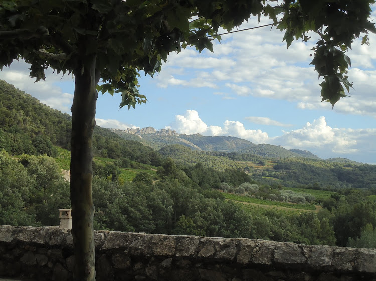 Dentelles de Montmiraille vues de la place des arceaux