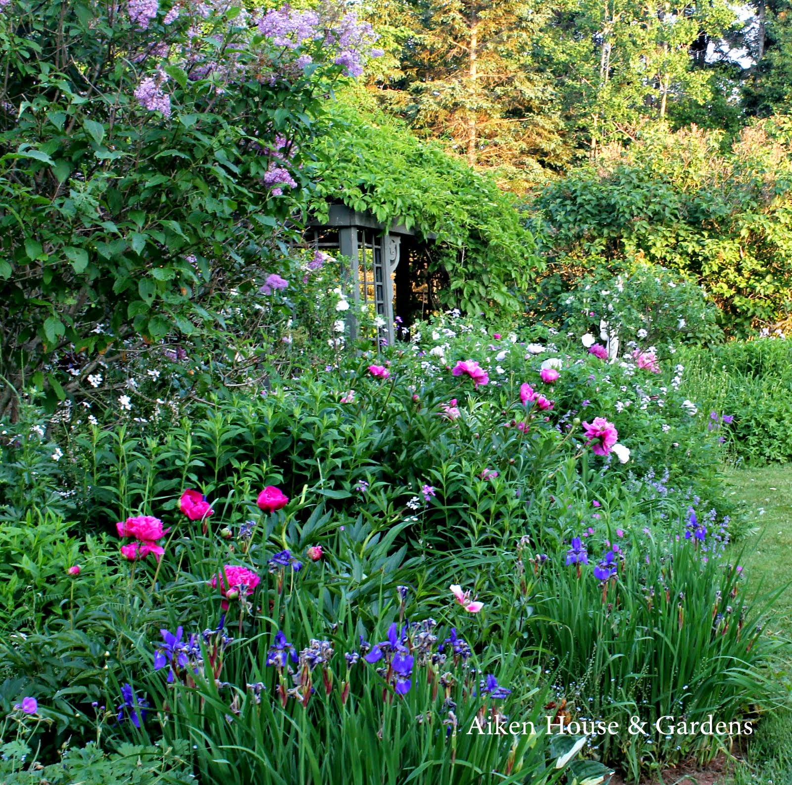 Aiken House & Gardens: In an English Country Garden