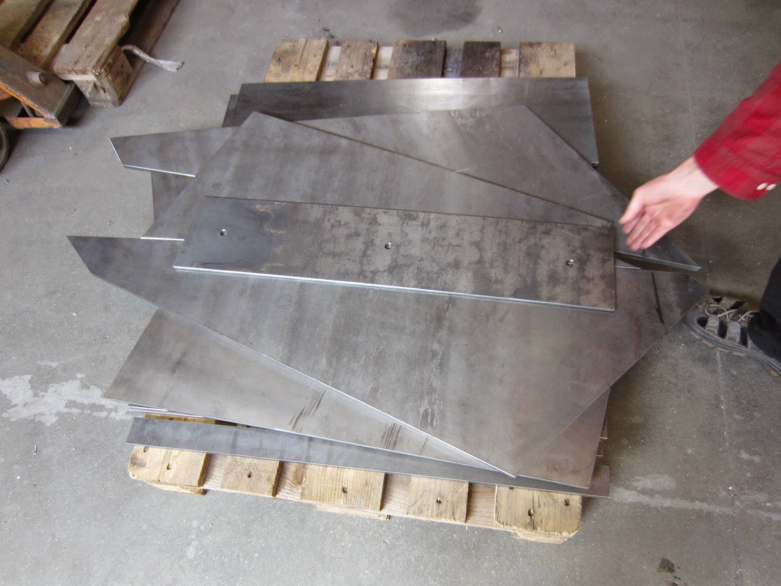 Fröbel Metallbau : Wendeltreppe aus walzblauen Stahl mit Laserkontur