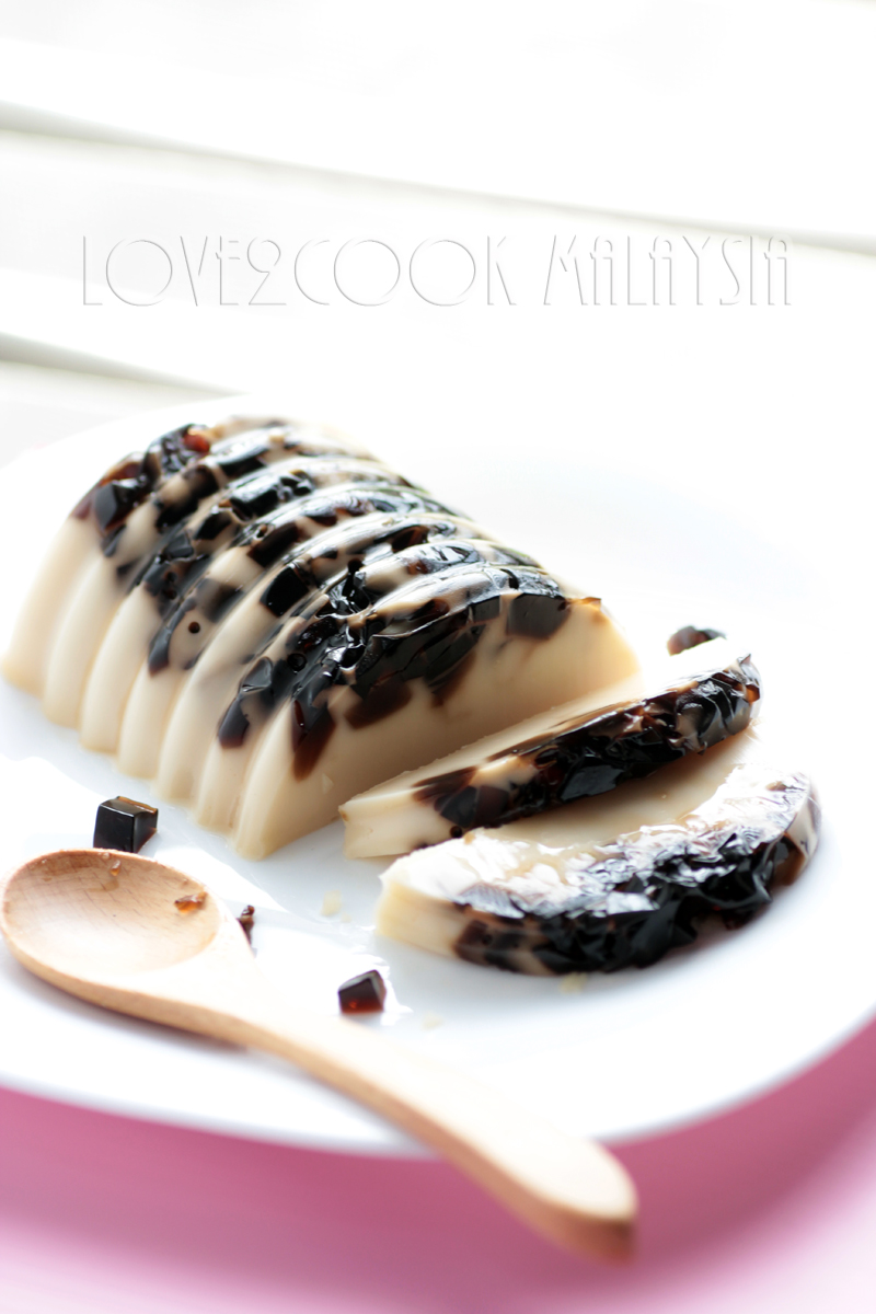 Soy Milk & Grass Jelly Pudding (Puding Soya Cincau)...
