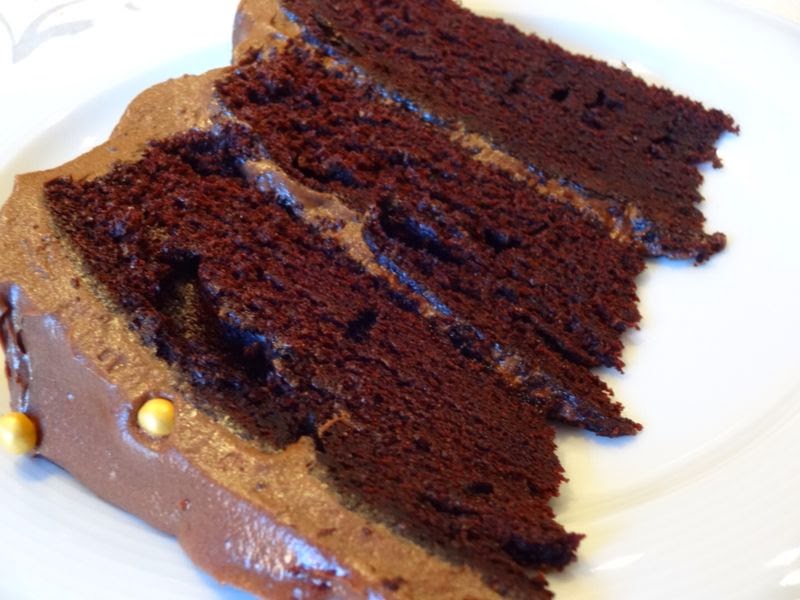 cocinar entre libros: Tarta de tres pisos de chocolate y pétalos de rosas