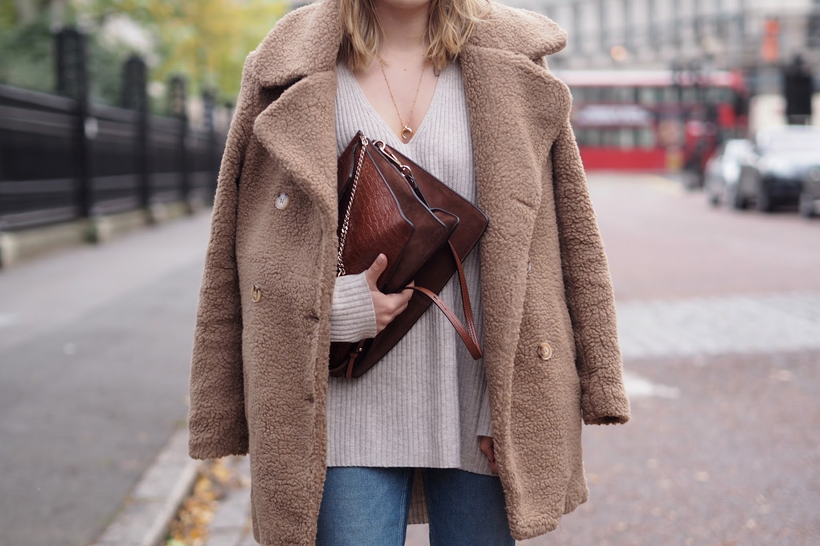 HOW TO STYLE A TEDDY COAT A FASHION FIX // UK FASHION AND LIFESTYLE BLOG