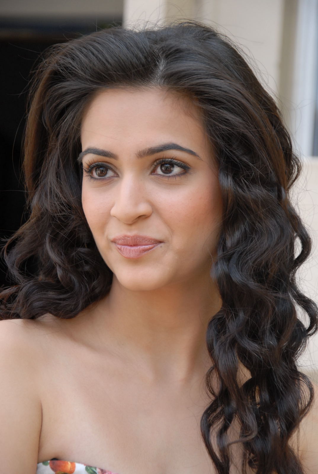 Bollywood Actress Photos: Kriti Kharbanda Latest Cute Hot Images