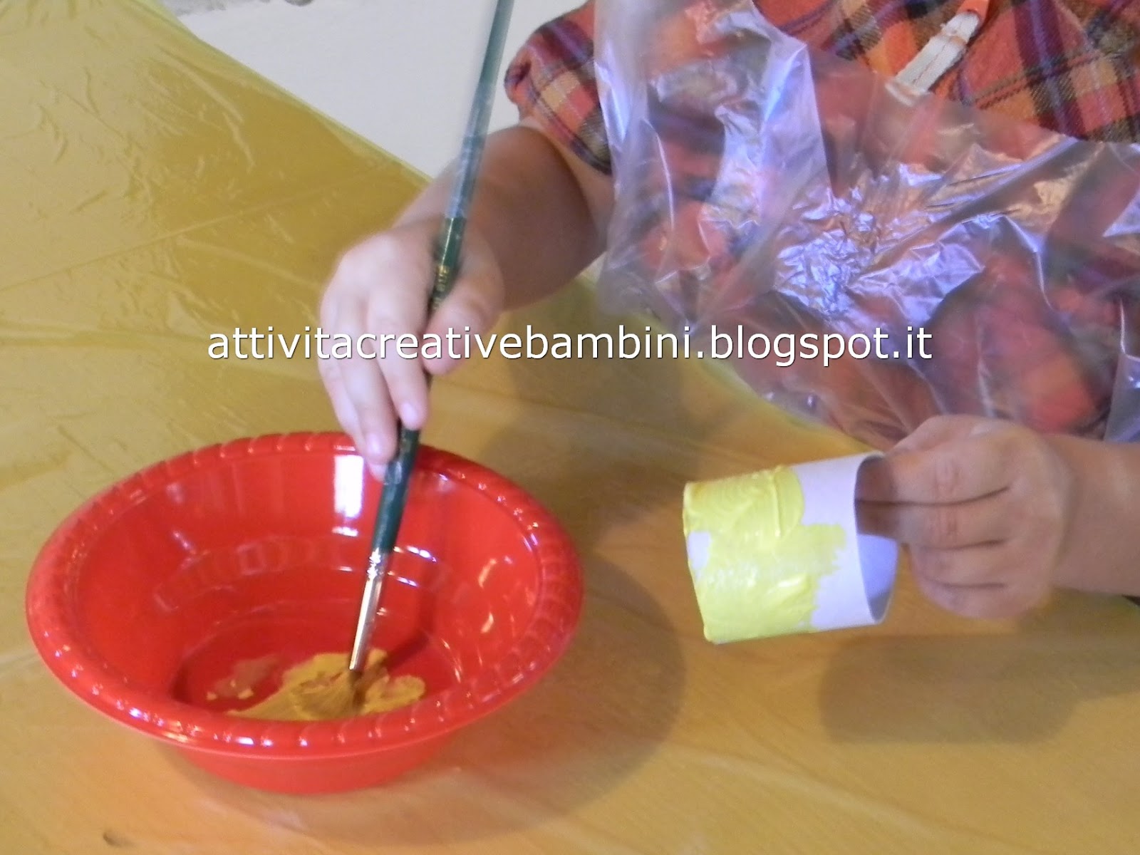 Pulcino portauovo con rotoli di cartone