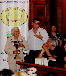 Il Presidente Dario Catalano premia la Rregina della manifestazione Maria De Filippis