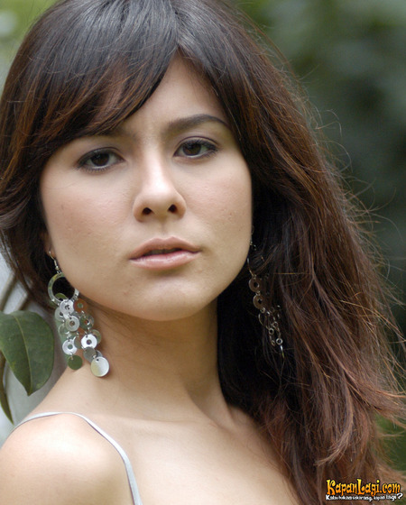 G i r l P i c t u r e s: Wulan Guritno 4