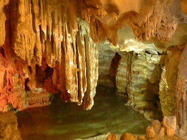 grotte dans la baie d'along