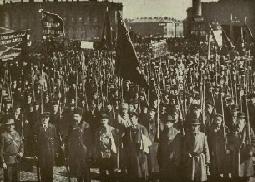 Guardias Rojos tomando el Palacio de Invierno durante la Revolución de Octubre