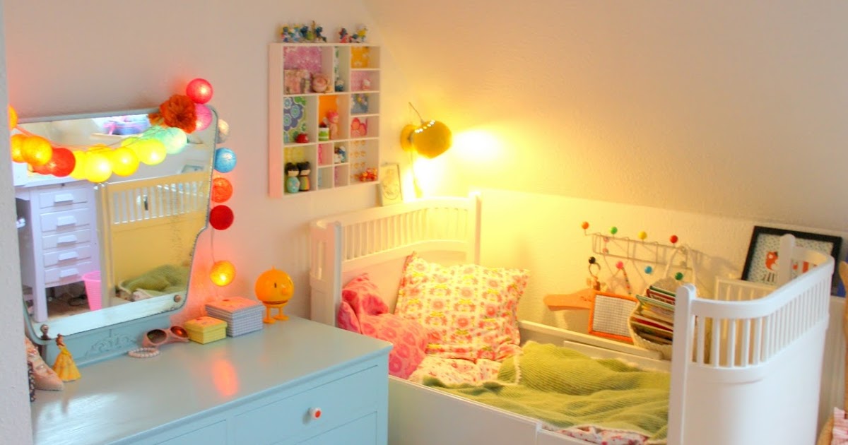 Un dormitorio con tocador lleno de color : Baby-Deco