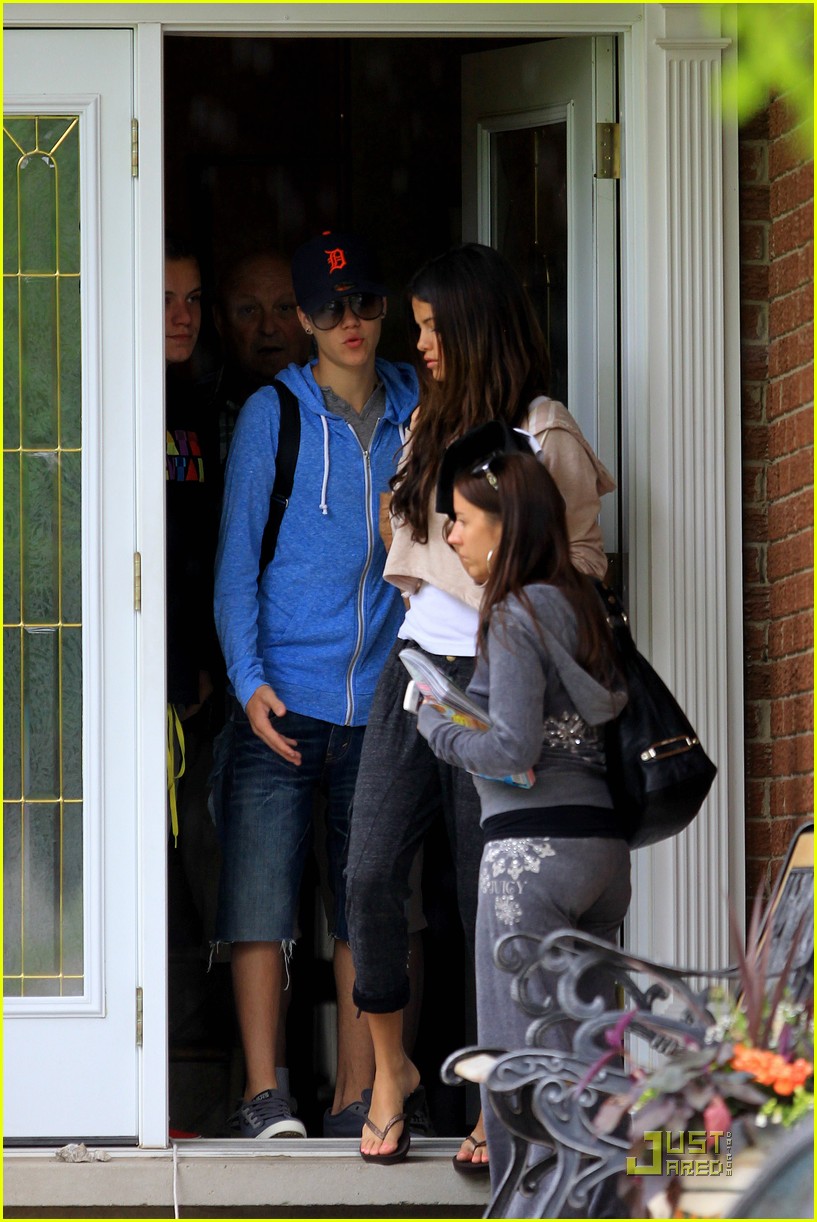 Justin Bieber: Fotos: Justin saliendo de casa de sus abuelos