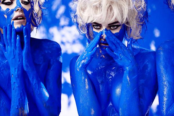 blue woman ponystep modelos nuas pintadas de azul